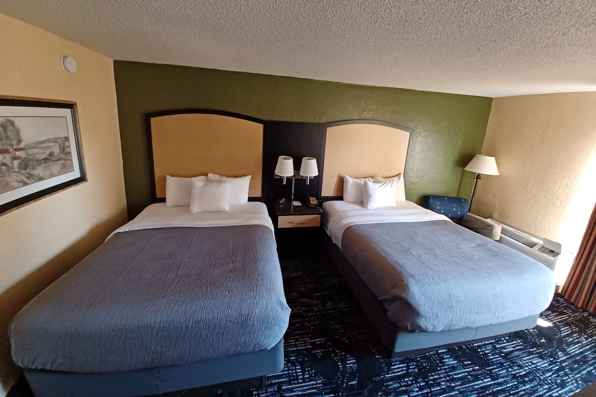 Standardzimmer, 2 Doppelbetten, Nichtraucher | Hochwertige Bettwaren, Schreibtisch, laptopgeeigneter Arbeitsplatz