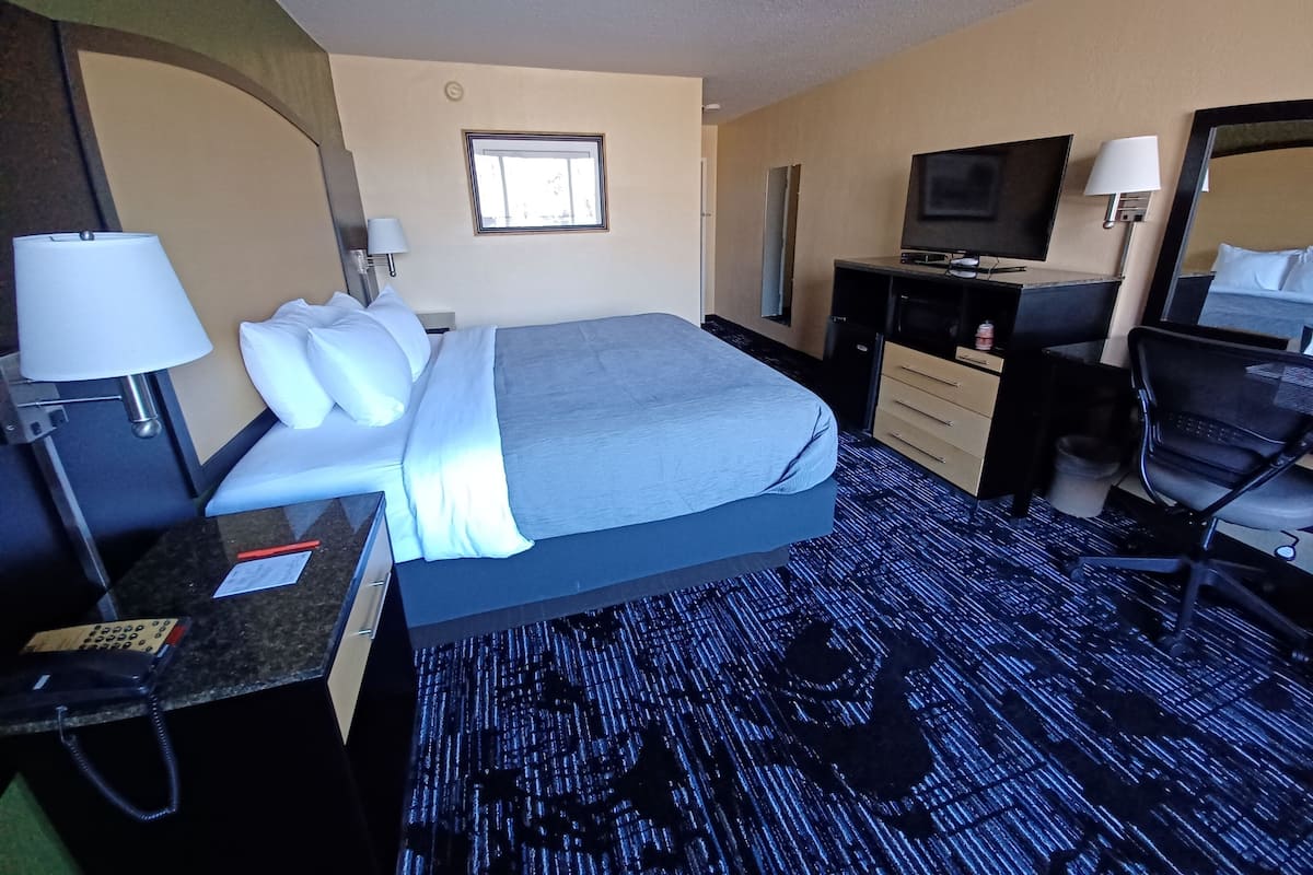 Hochwertige Bettwaren, Schreibtisch, laptopgeeigneter Arbeitsplatz