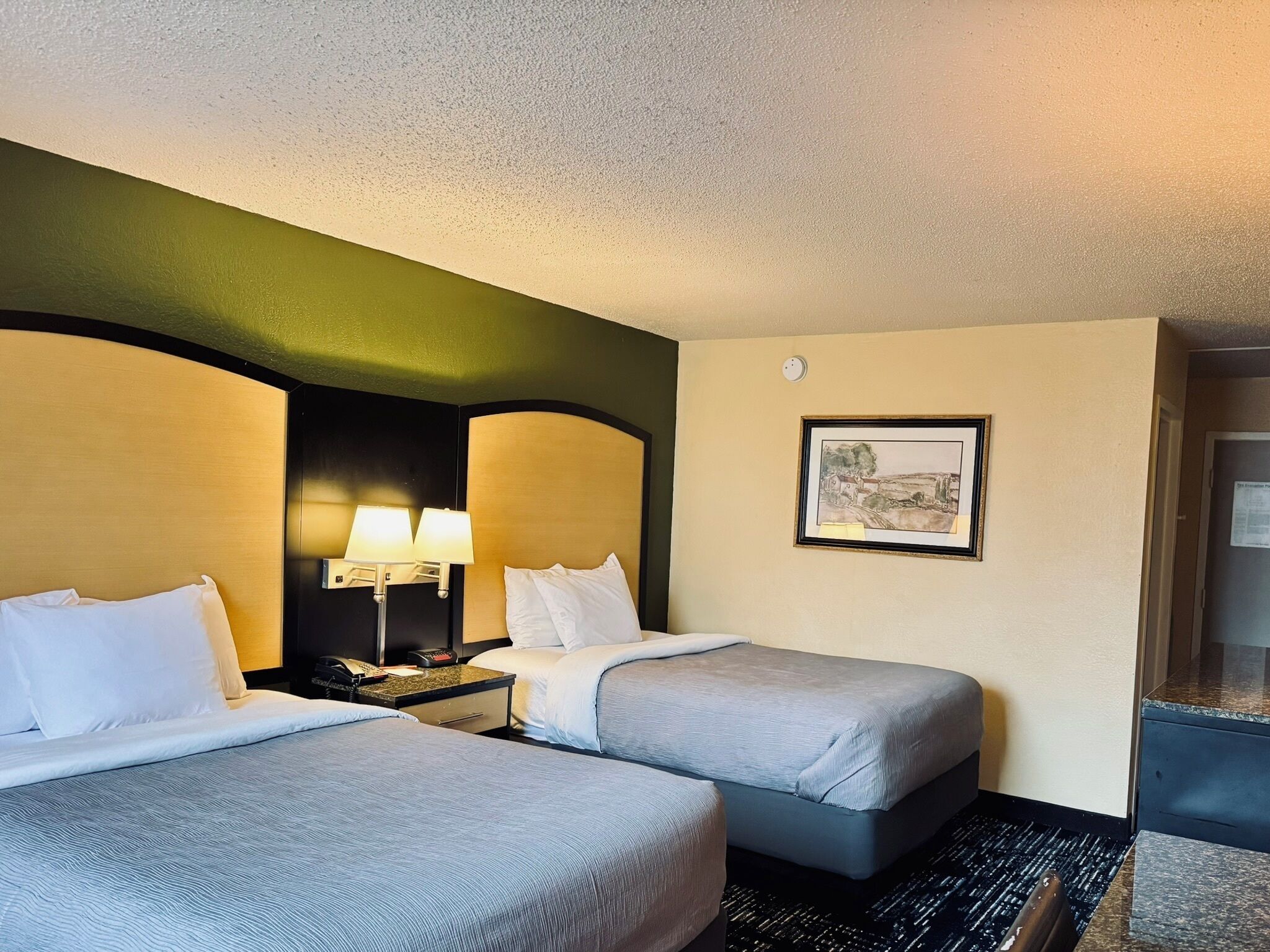 Rom – standard, 2 dobbeltsenger, ikke-røyk | Sengetøy av topp kvalitet, skrivebord og skrivebord for bærbar PC