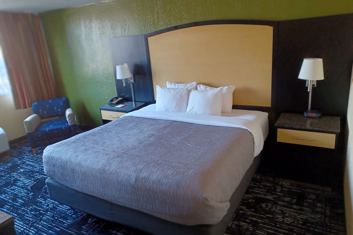 Hochwertige Bettwaren, Schreibtisch, laptopgeeigneter Arbeitsplatz