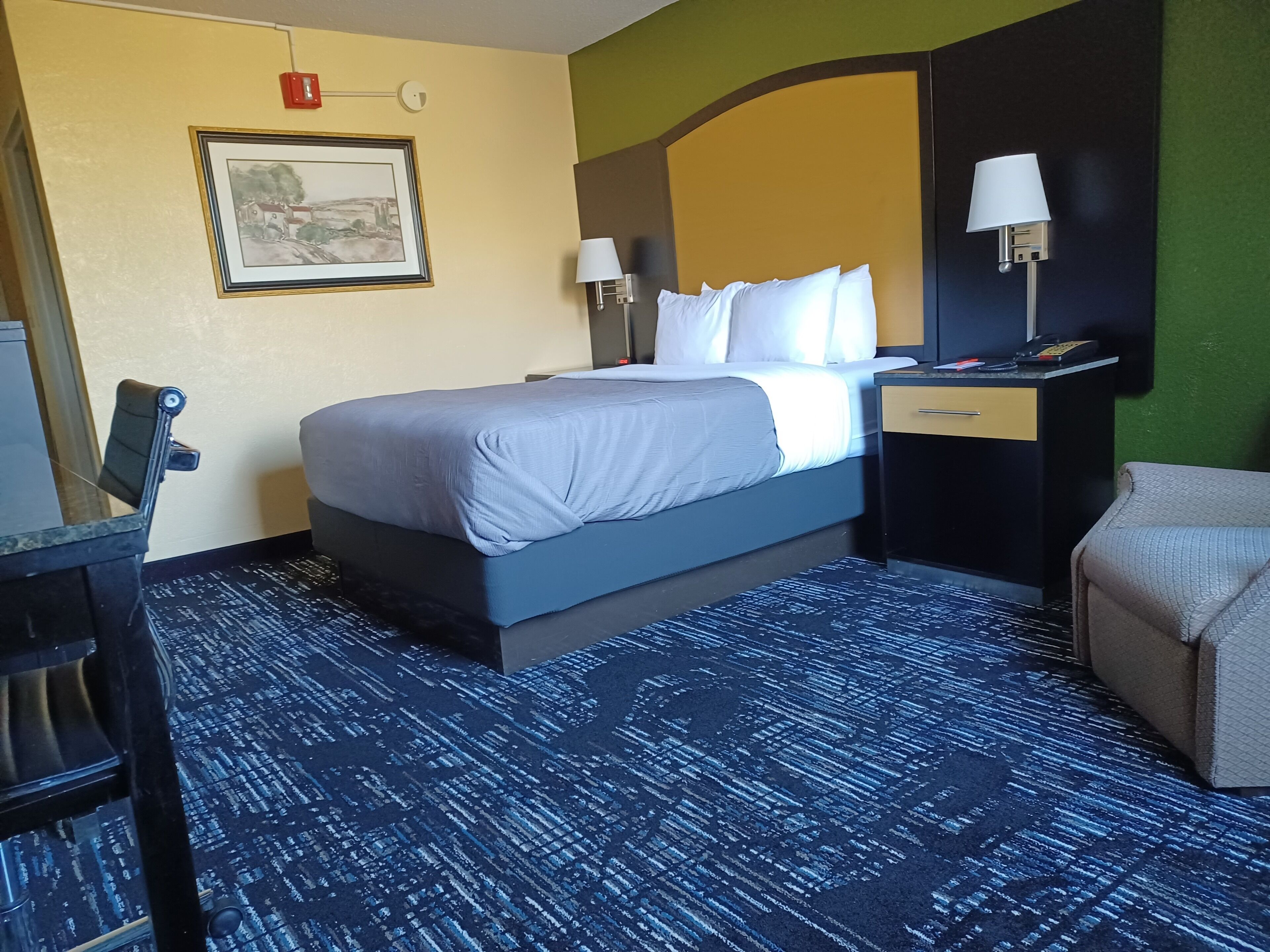 Rom, 1 queensize-seng, tilgjengelighetstilpasset, ikke-røyk | Sengetøy av topp kvalitet, skrivebord og skrivebord for bærbar PC