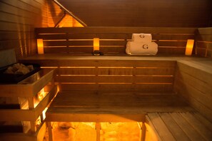 Un sauna, una bañera de hidromasaje, baño turco, baño turco/hammam