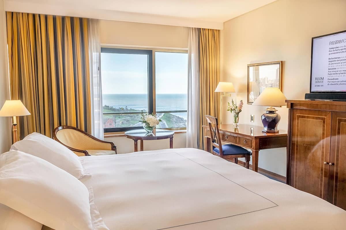 Seprai Frette Italia, seprai premium, selimut bulu angsa, dan minibar