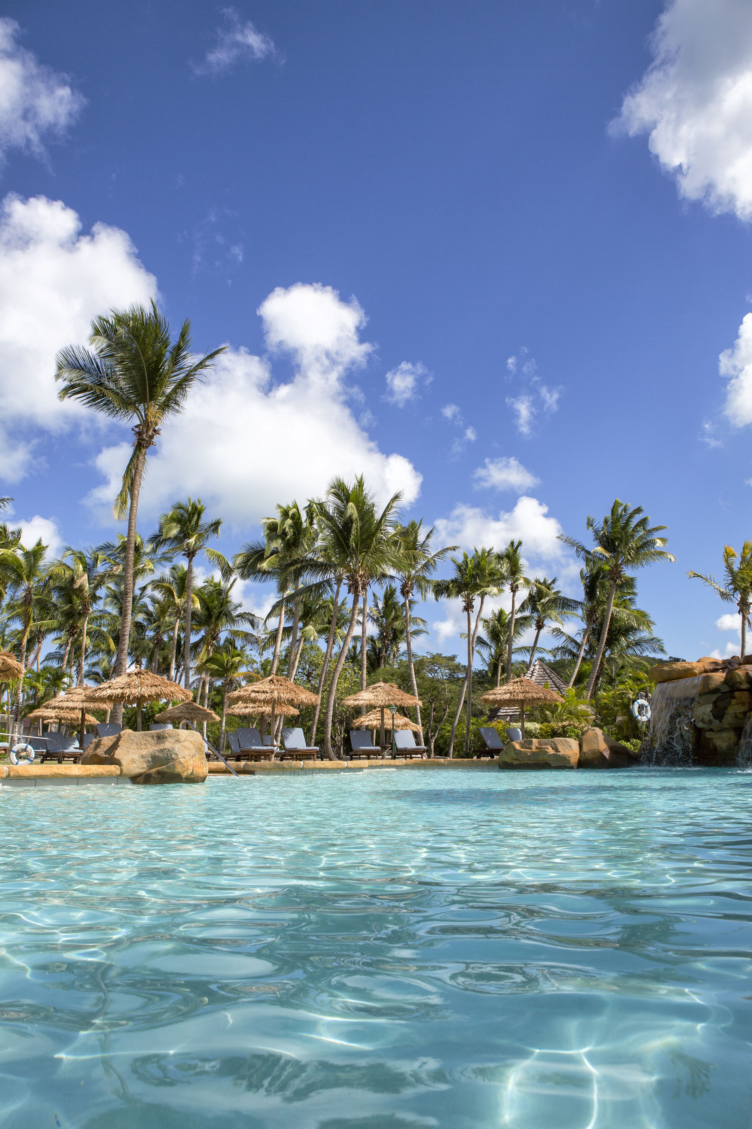 สระว่ายน้ำกลางแจ้ง, ร่มริมสระว่ายน้ำ, เก้าอี้อาบแดดริมสระ