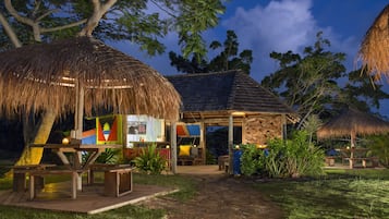5 bars/lounges