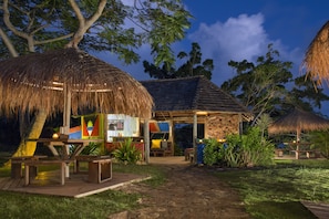 5 bars/lounges