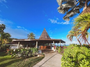 5 bars/lounges
