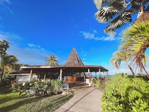 5 bars/lounges