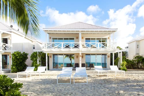 Premium Beachfront Suite | Premium bedding, pillow-top beds, minibar, in-room safe