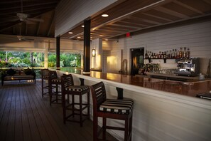 5 bars/lounges