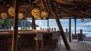 5 bars/lounges