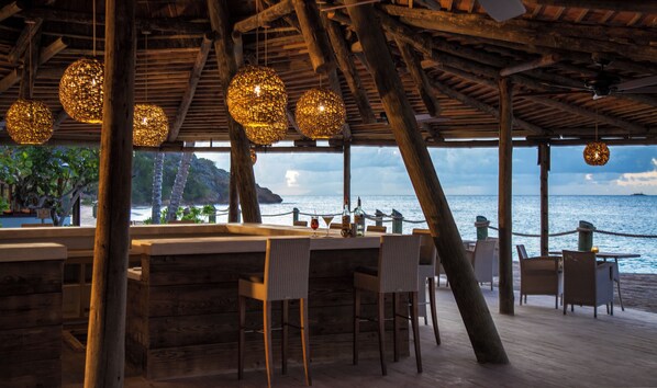 5 bars/lounges - Galley Bay Resort & Spa (St. John's)