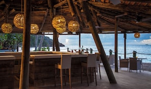 5 bars/lounges
