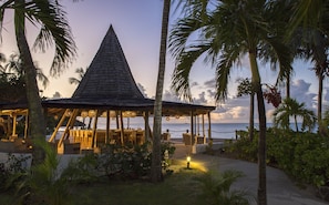 5 bars/lounges