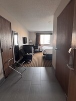 Quarto, 1 cama King, acessível, para não fumantes (Mobility/Tub w/Grab Bars) | Escrivaninha, cortinas blackout, berços grátis