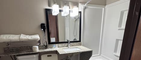Habitación, 1 cama King size, con acceso para personas discapacitadas (Mobility/Tub w/Grab Bars) | Baño | Tina con regadera, amenidades de baño gratuitas, secadora de cabello