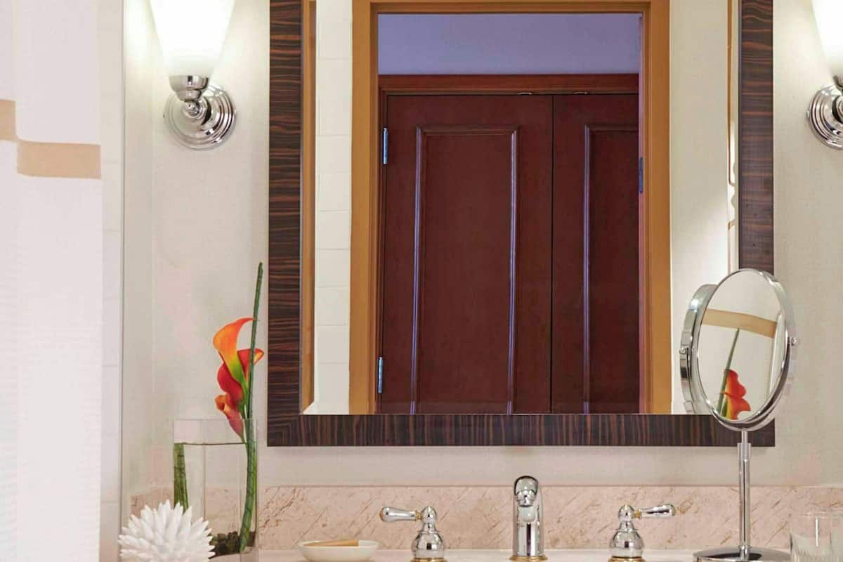 combined shower/bathtub, eco-friendly toiletries, hair dryer, towels