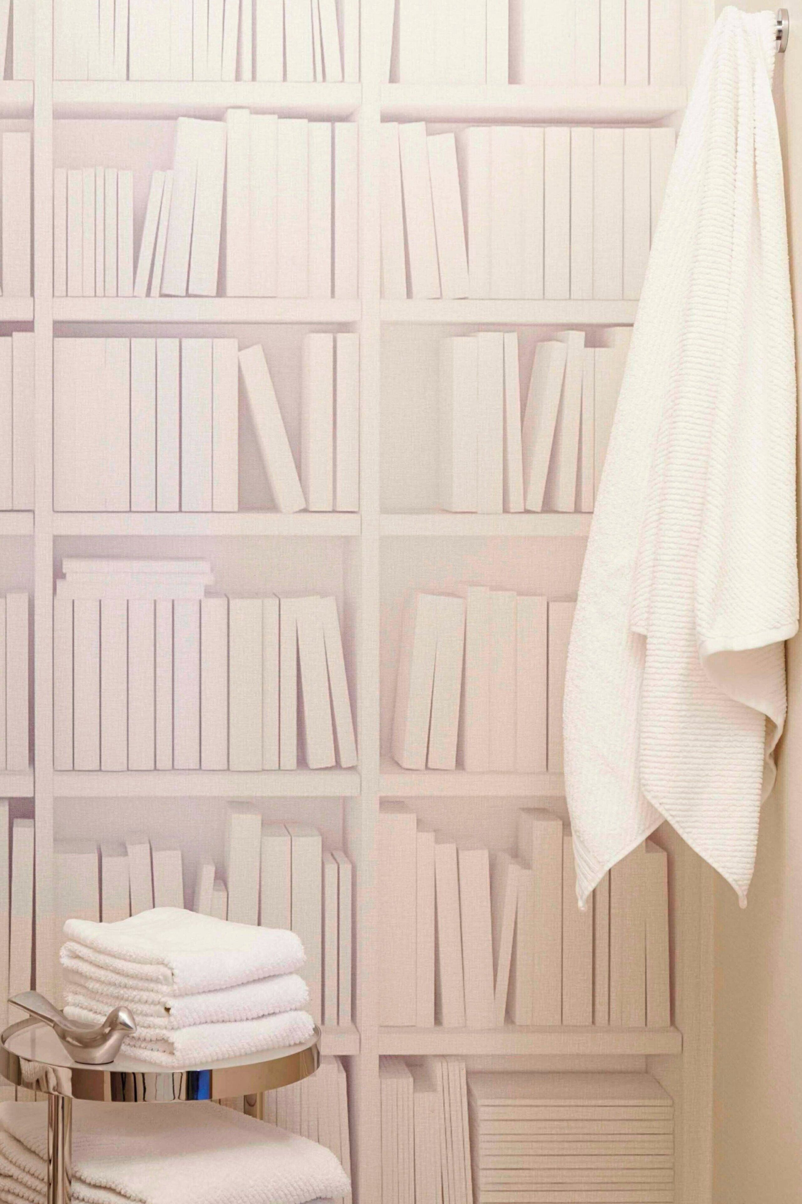 combined shower/bathtub, eco-friendly toiletries, hair dryer, towels