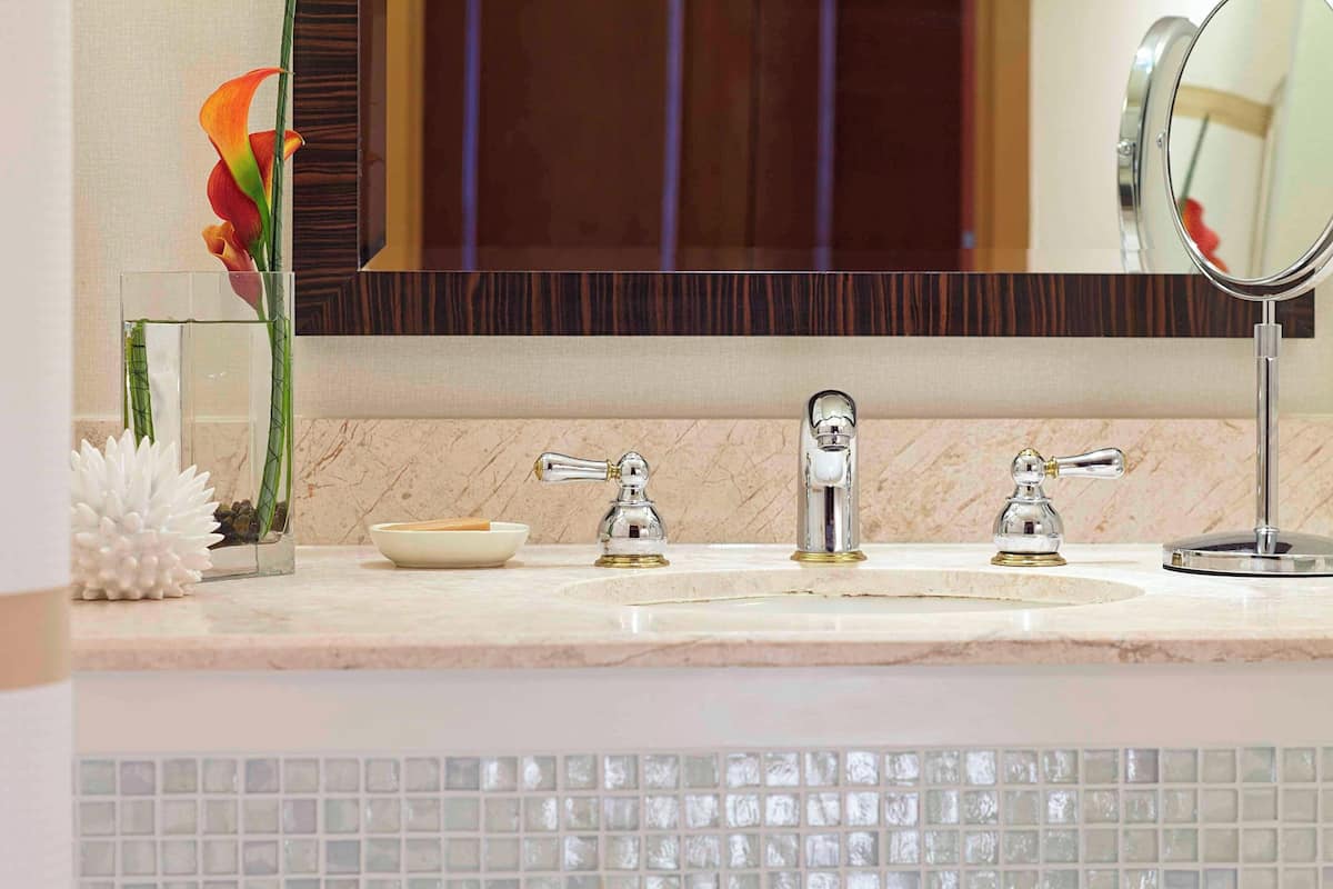 combined shower/bathtub, eco-friendly toiletries, hair dryer, towels