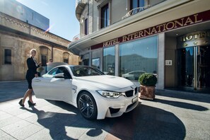 Pintu masuk properti