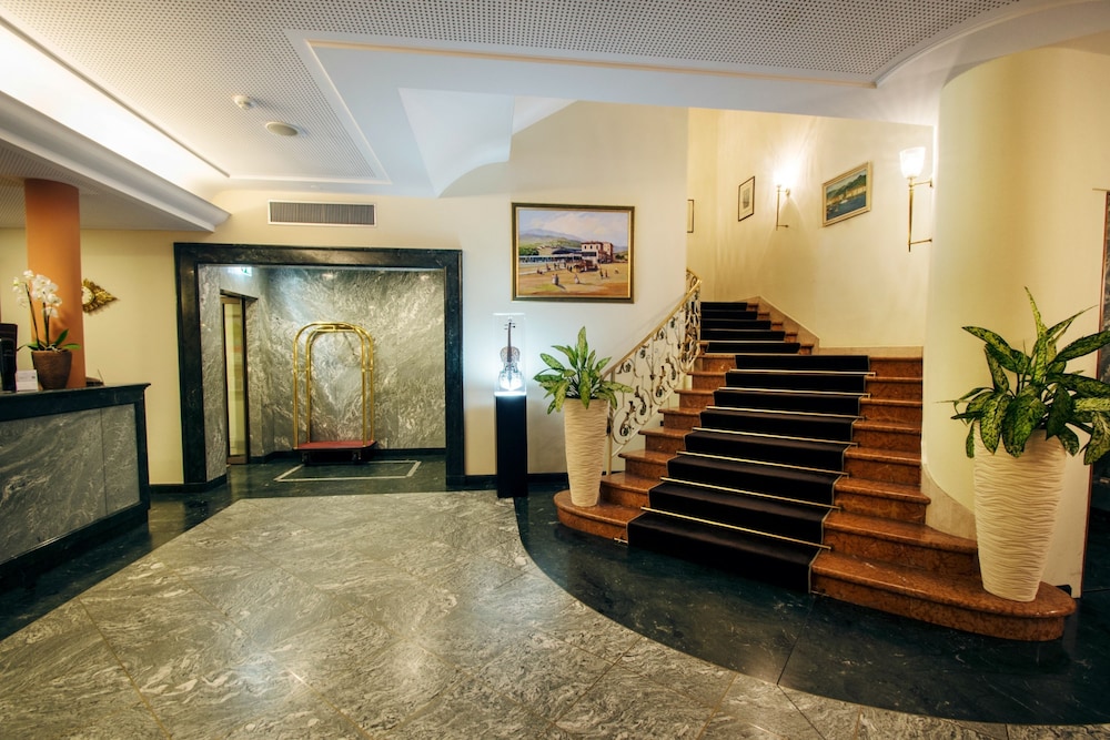 International au Lac Historic Lakeside Hotel by null