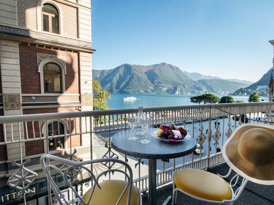 Dobbeltrom – panorama, balkong, utsikt mot innsjø | Safe på rommet, blendingsgardiner, wi-fi (inkludert) og sengetøy