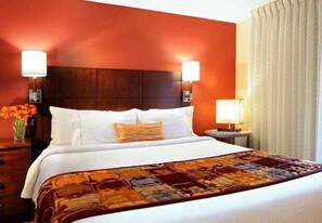Desk, laptop workspace, iron/ironing board, WiFi (free) - Sonesta ES Suites Dallas Central Expressway (Dallas)