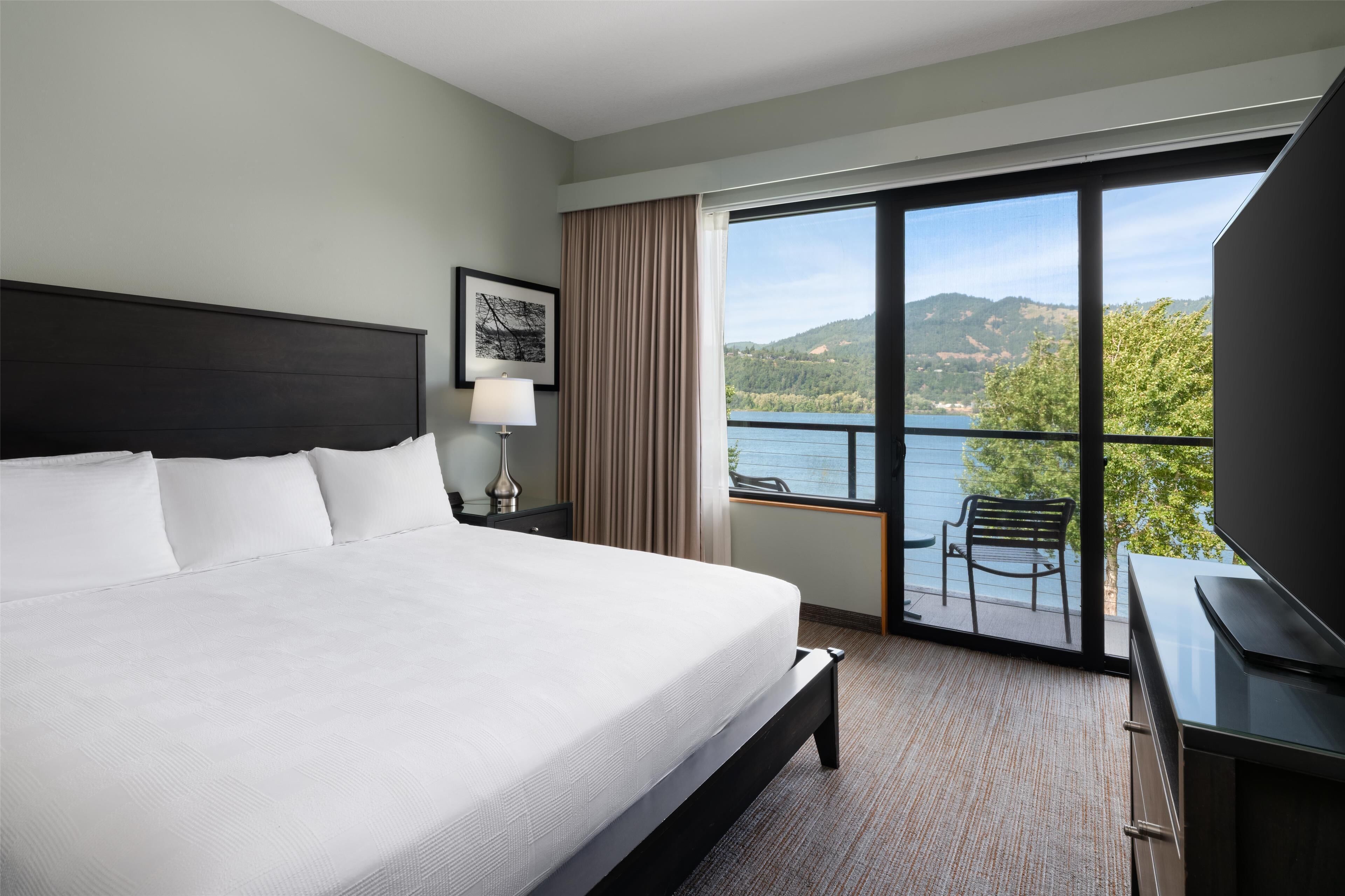 executive studio suite, 1 king bed, balcony, river view (no pets/no guests under 21) | 1 bedroom, desk, laptop workspace, free wifi