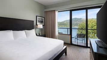 Suite studio exécutive, 1 très grand lit, balcon, vue sur le fleuve (No pets/No guests under 21) | Bureau, espace de travail pour ordinateurs portables