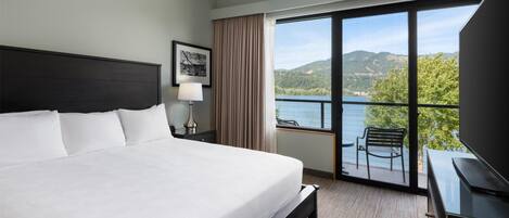 Executive Studio Suite, 1 King Bed, Balcony, River View (No pets/No guests under 21) | Desk, laptop workspace, free WiFi, bed sheets