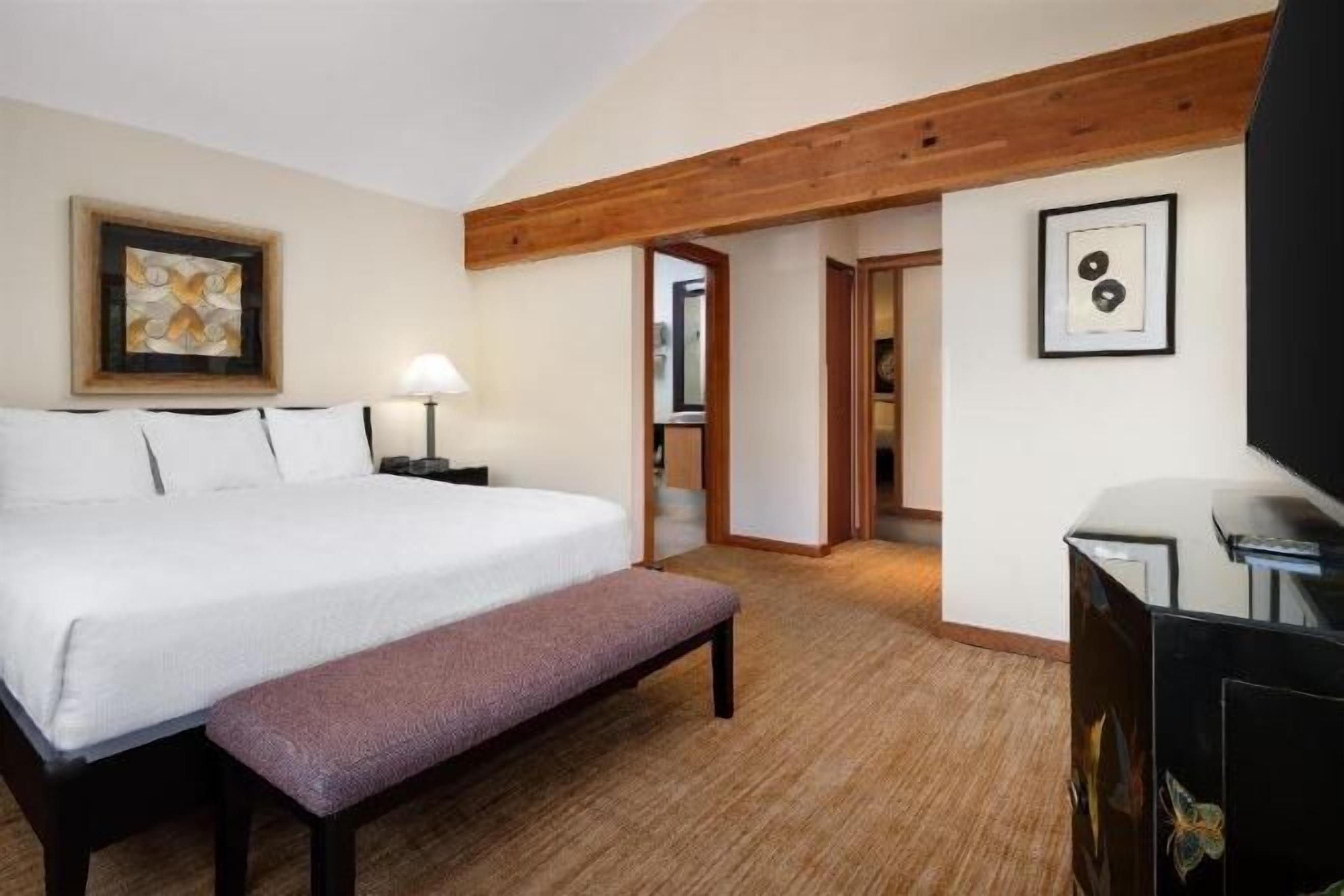 Desk, laptop workspace, free WiFi, bed sheets