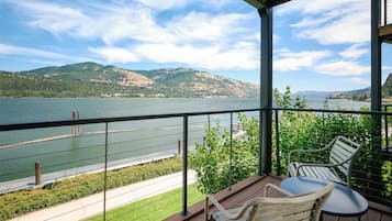 Deluxe Room, 1 Queen Bed, River View (No Pets) | 1 bedroom, desk, laptop workspace, free WiFi