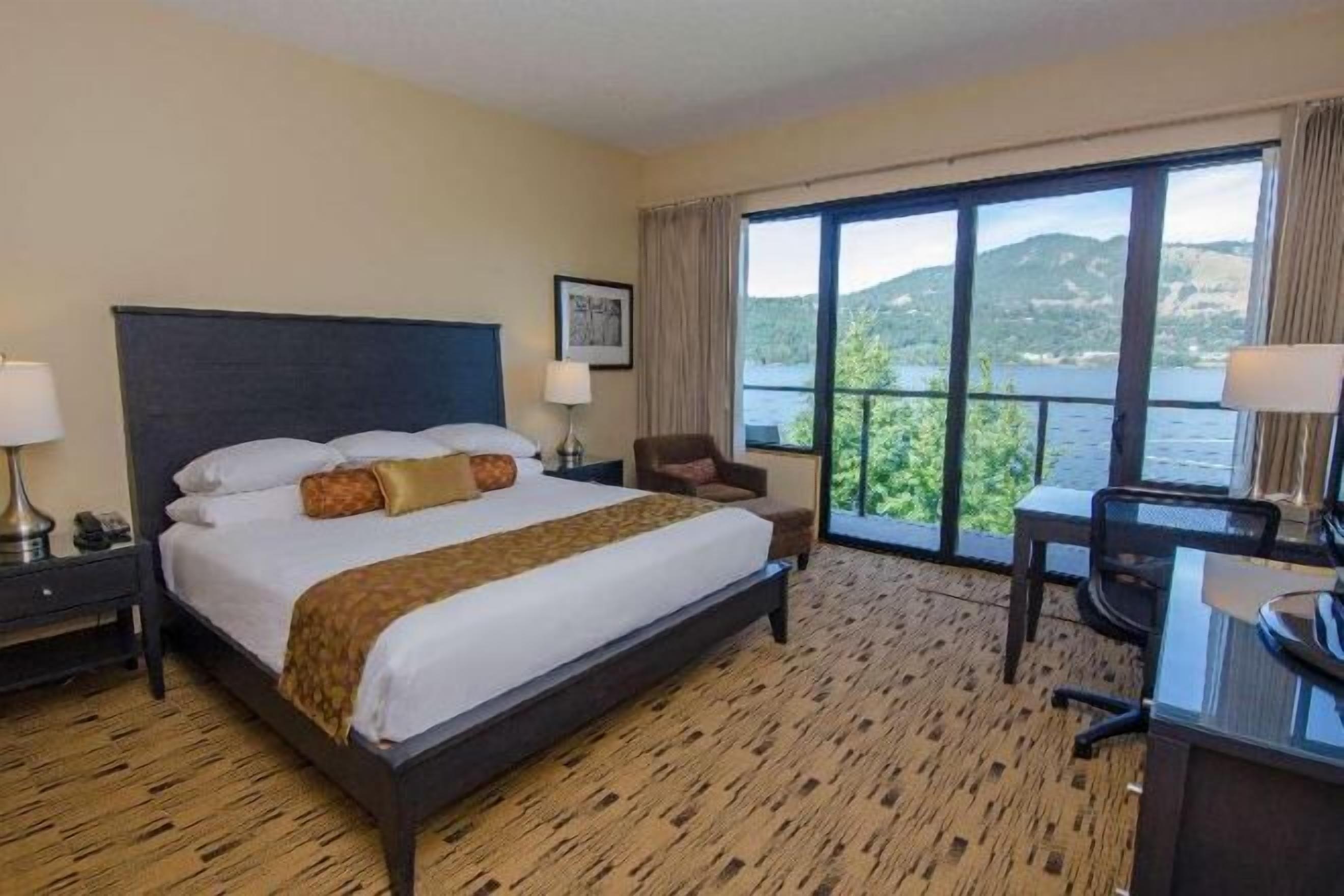 Desk, laptop workspace, free WiFi, bed sheets