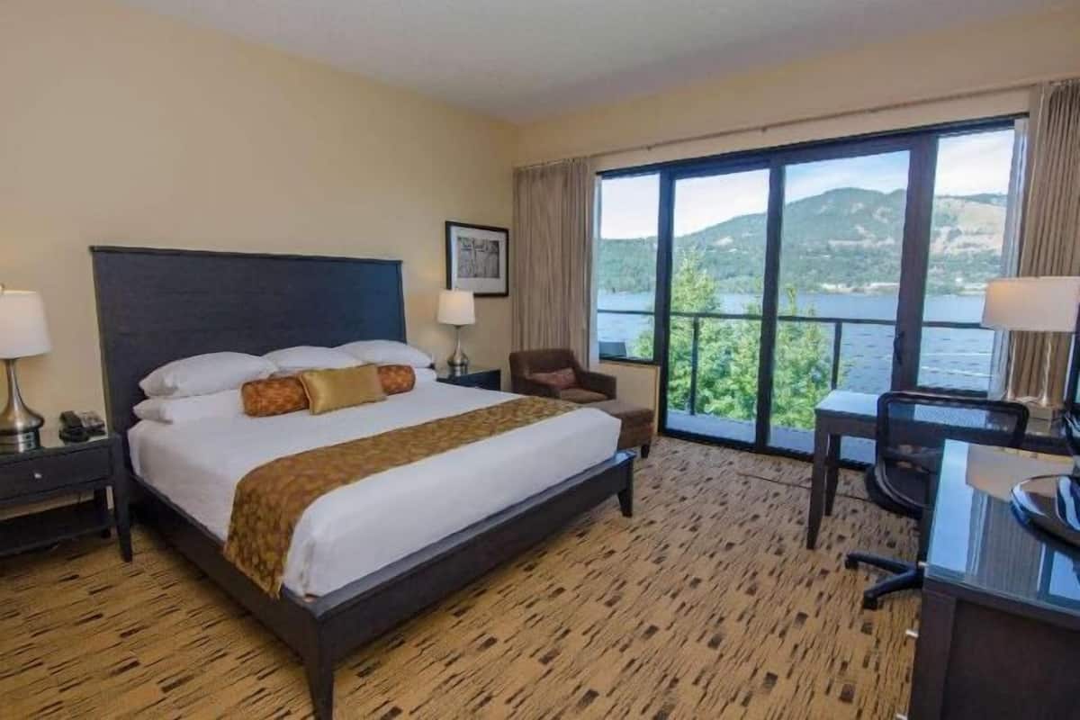 Desk, laptop workspace, free WiFi, bed sheets