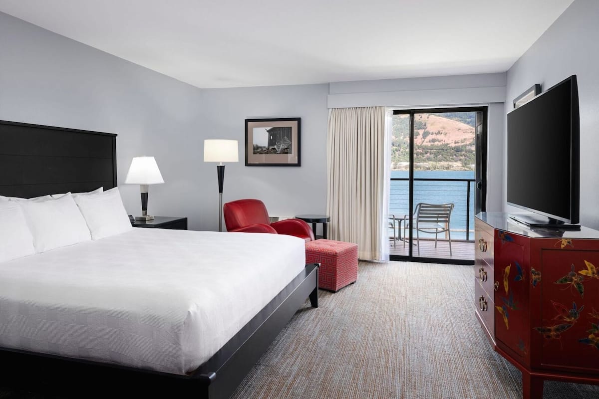 Desk, laptop workspace, free WiFi, bed sheets