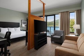 Suite estudio ejecutiva, 1 cama King size, balcón, vista al río (No pets/No guests under 21) | Escritorio, espacio para trabajar con laptop y wifi gratis