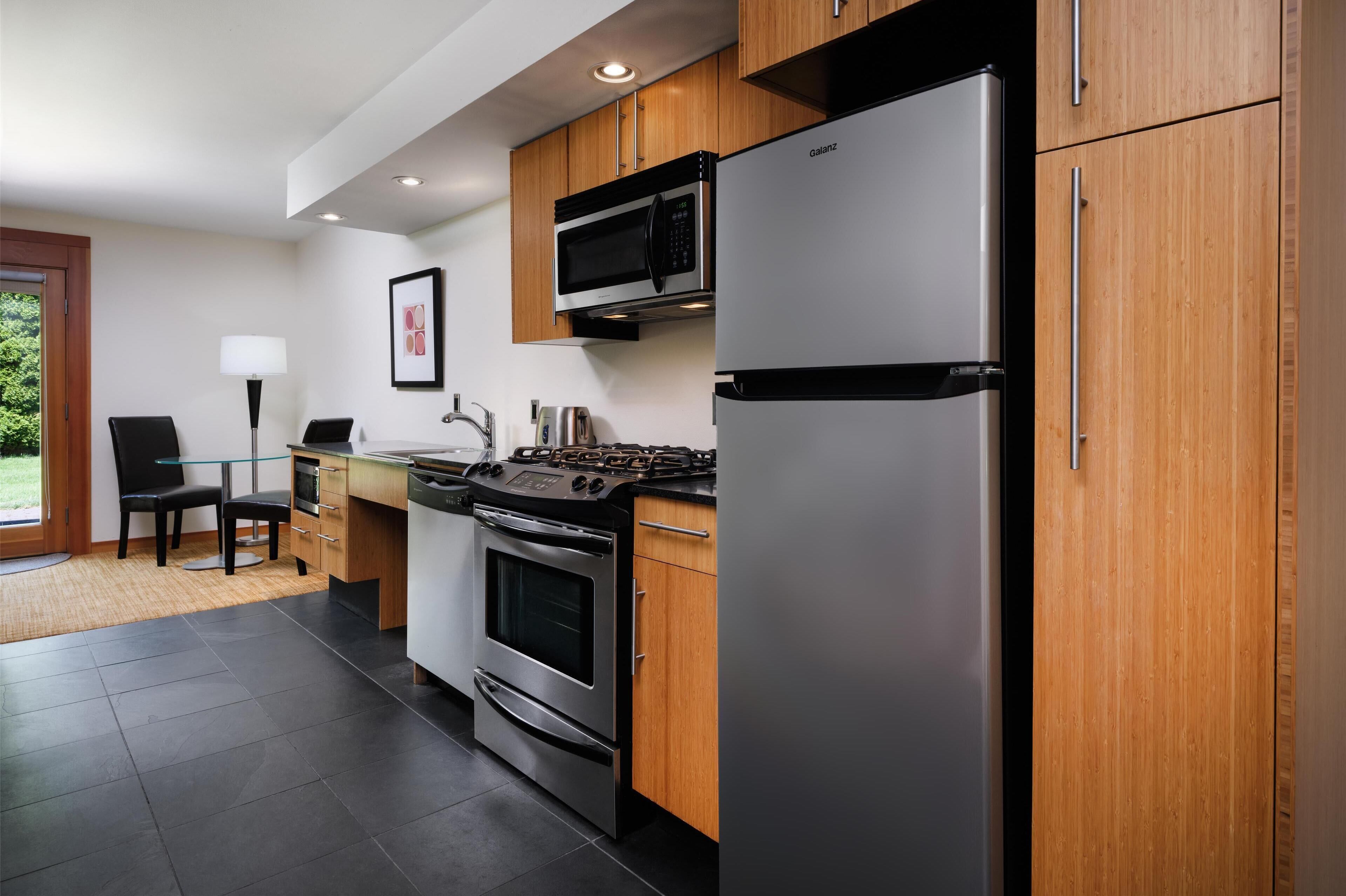 suite, 1 king bed, accessible, kitchen (no pets) | private kitchen | mini-fridge, microwave, coffee/tea maker