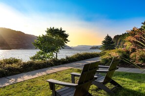 A lakeside view with a wooden bench and a picnic table. - Best Western Plus Hood River Inn (Hood River)