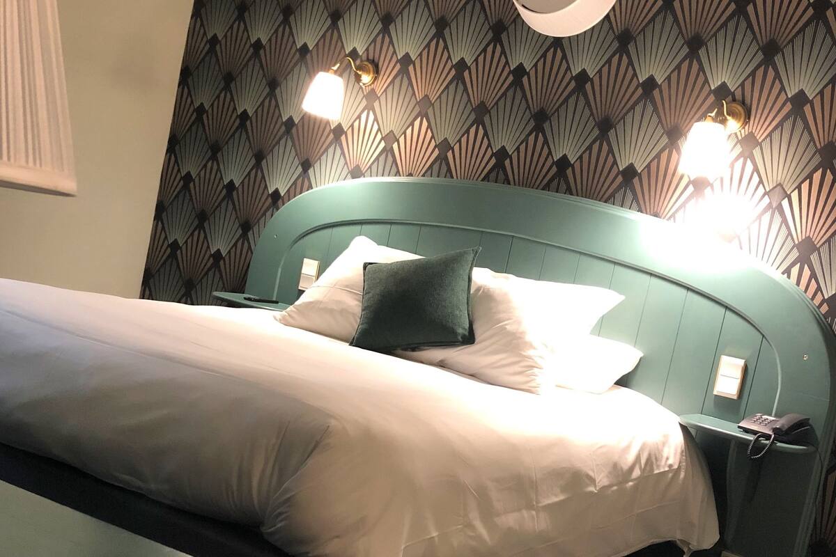 In-room safe, individually decorated, desk, soundproofing