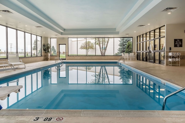Een binnenzwembad en ligstoelen