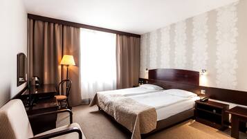 Deluxe Double Room | In-room safe, desk, free cribs/infant beds, rollaway beds
