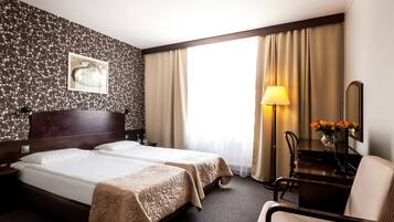 Deluxe-Doppelzimmer | Zimmersafe, Schreibtisch, kostenlose Babybetten, Zustellbetten