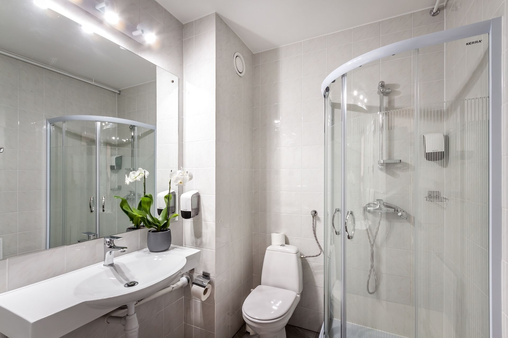 Deluxe Double Room | Bathroom | Shower, hair dryer, towels