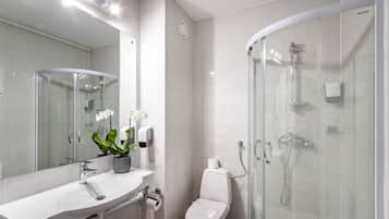 Deluxe Double Room | Bathroom | Shower, hair dryer, towels