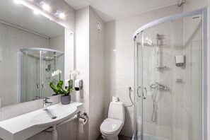 Deluxe Double Room | Bathroom | Shower, hair dryer, towels