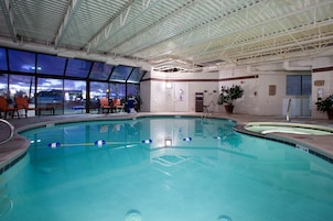 Una piscina cubierta