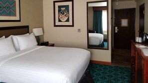 Camera Standard, 1 letto queen, accessibile ai disabili, non fumatori (Mobility) | Biancheria da letto ipoallergenica, una scrivania, ferro/asse da stiro