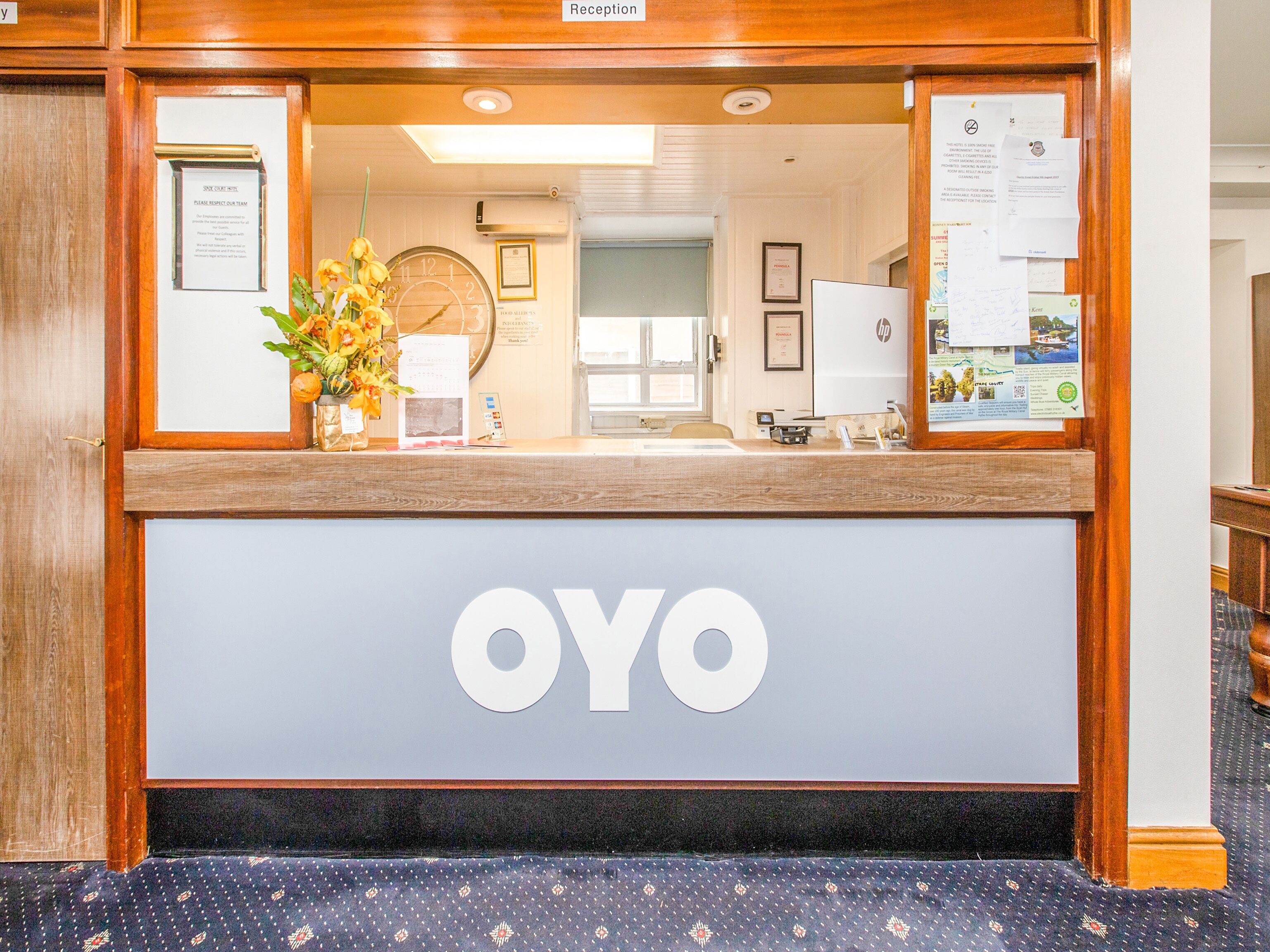 Uma receção com o nome "OYO" em destaque.
