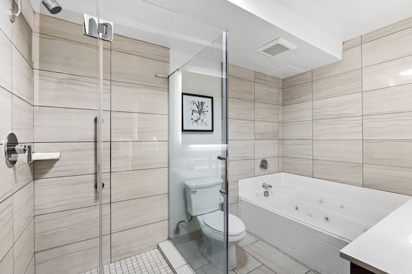Habitación doble estándar, 2 camas Queen size | Baño | Tina con regadera, amenidades de baño gratuitas, secadora de cabello