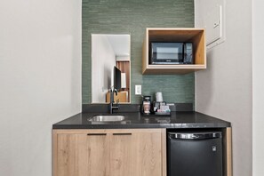 Bantalan ekstra lembut, brankas, dan ruang kerja ramah laptop